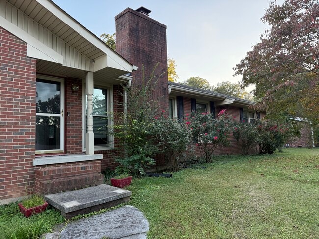 Photo - 212 White Oak St