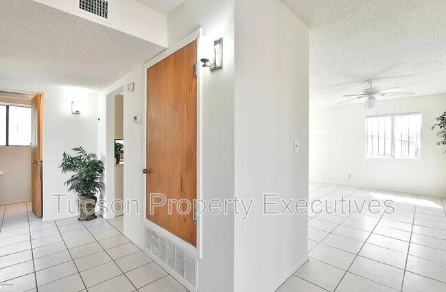 Photo - 902 E Elm St