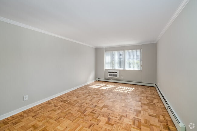 1 habitación, 1 baño - 663 pies cuadrados - Sala de estar/comedor - Maple Crest Apartments at Williston Park