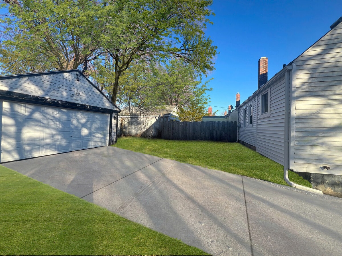 Photo - 22236 Lyndon St