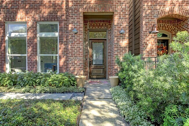 Photo - 513 E 11th St