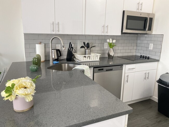 Photo - 1725 Bainbridge St Unit 3F