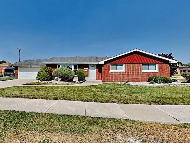 Building Photo - 7649 S Oconto Ave