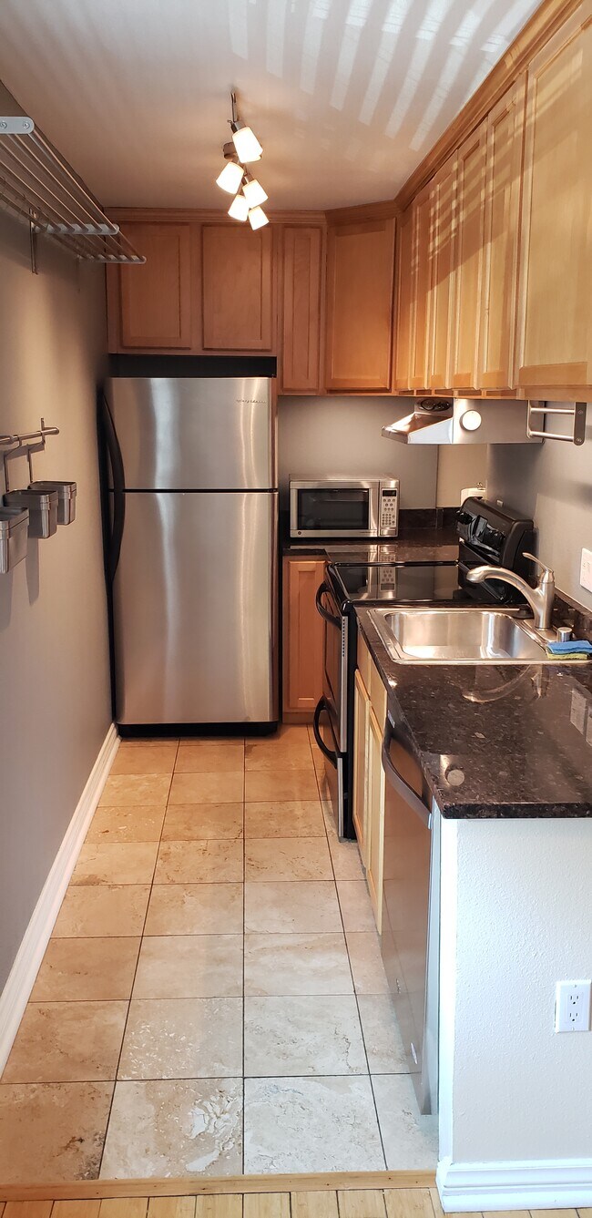 Kitchen entrance shoring granite counter tops - 1045 Pennsylvania Street Unidad 205