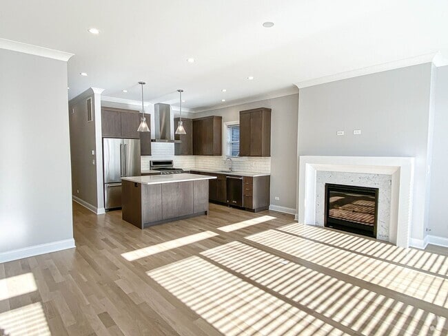 Building Photo - 3333 N Kenmore Ave Unit 1 Rental