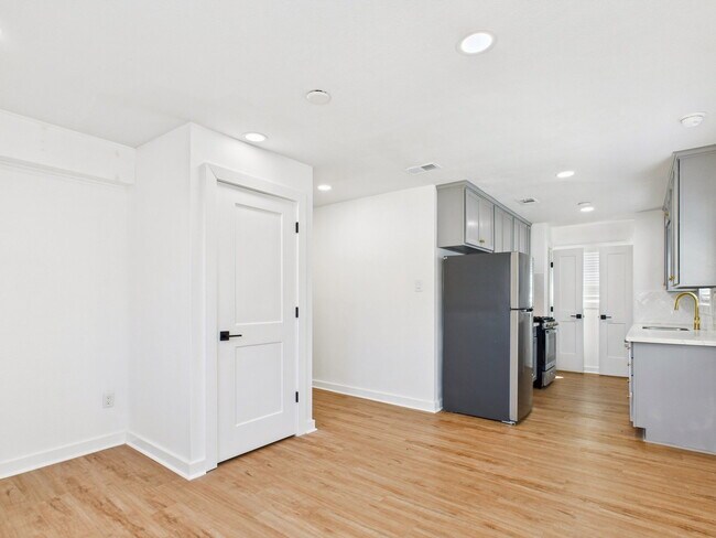 607 Foch St Unit C