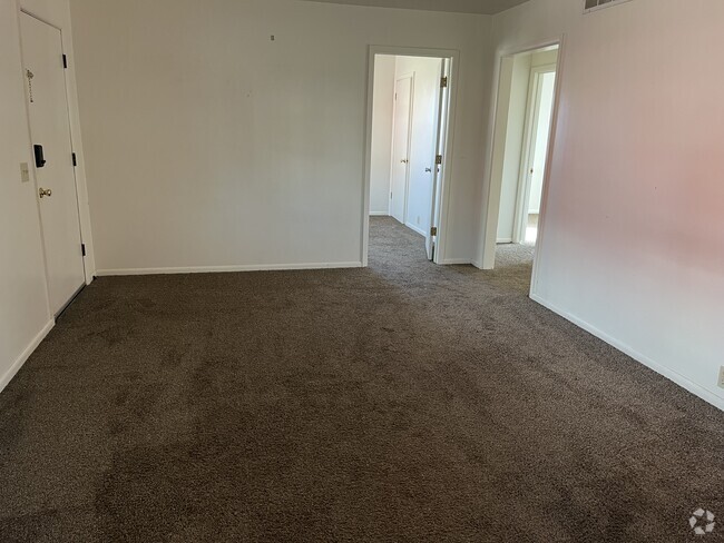 Building Photo - 2-3062 N Main St Rental