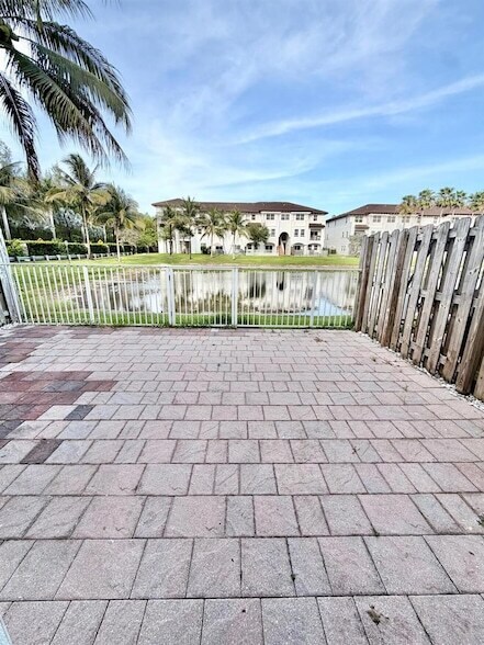 8965 NW 98th Ave