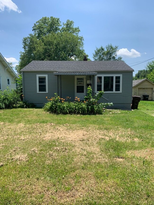 Building Photo - Updated 2 bed/1 bath, 720 sqft home!