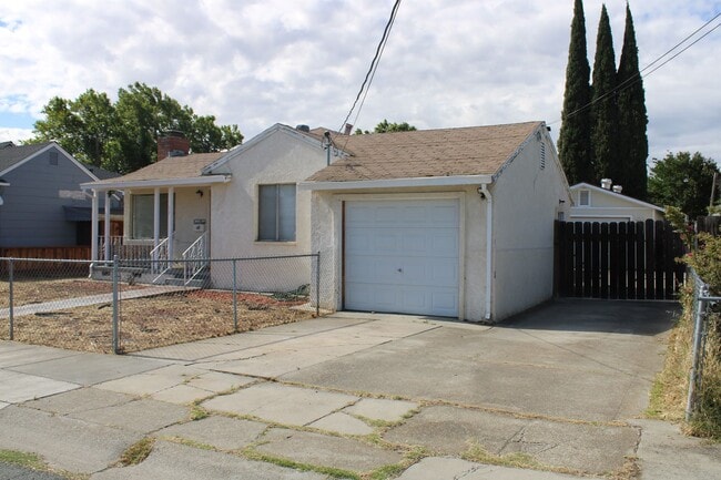 Photo - ***COMING SOON*** Three Bedroom, 1 1/2 Bathroom House with 2 Garages and Side Yard Access in Pitt...