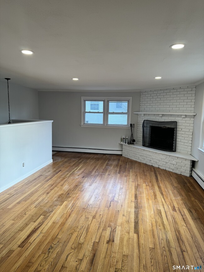 Building Photo - 5 Amundsen St Unit 3