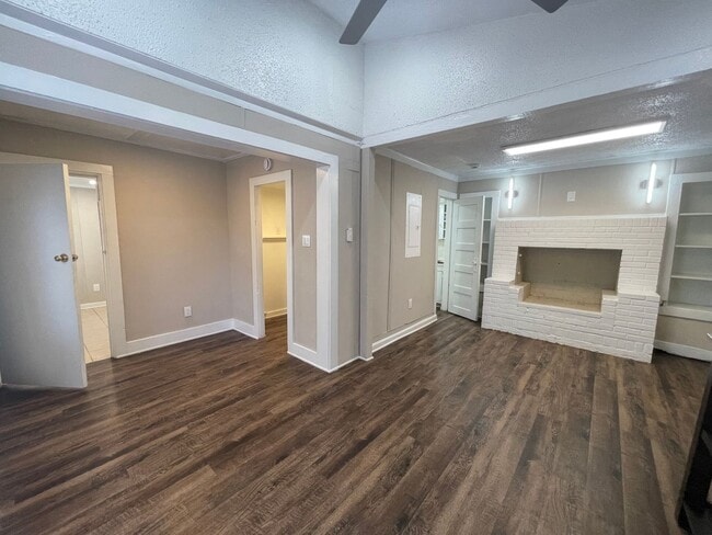 Building Photo - Cozy 1 Bedroom 1 Bath  Downstairs Unit 2008 Sanquinet Rental