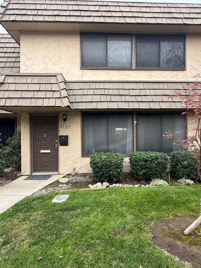 Building Photo - 3 bed 2.5 bath townhome available now!