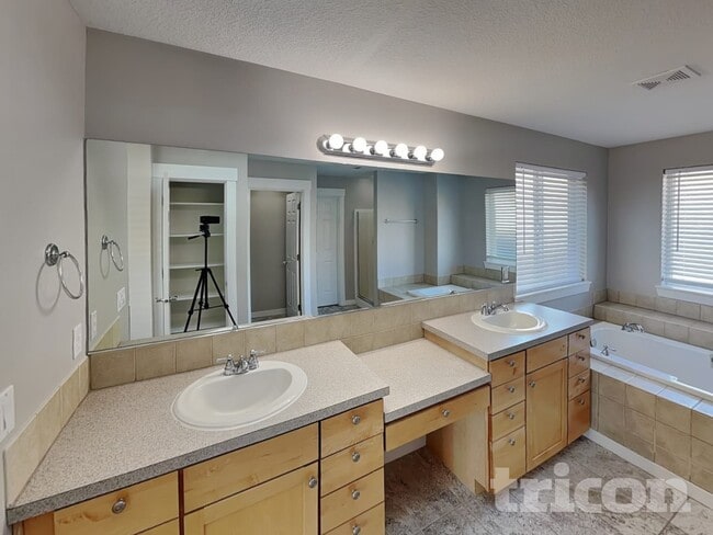 Photo - 2525 W 10th St