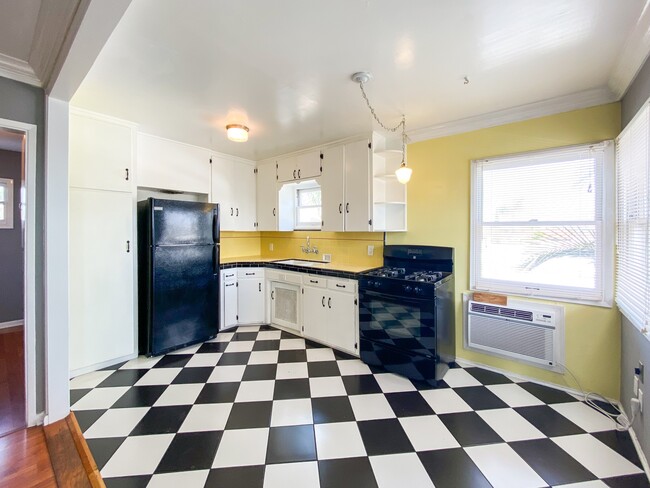 Enjoy that retro kitchen - 3422 33rd St