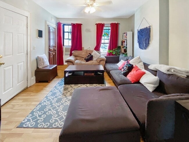 Building Photo - 363 W 3rd St Unit 1 Rental