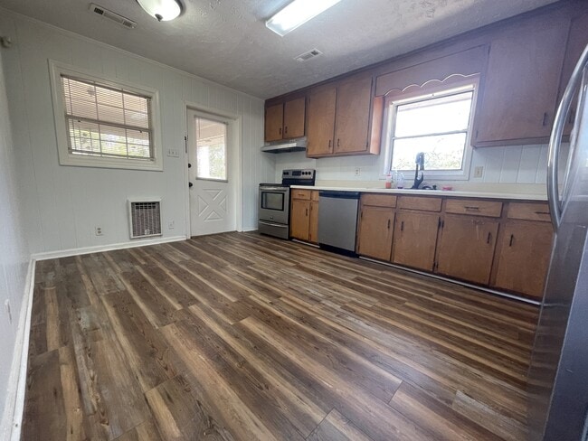 Photo - 1920 Charlton Dr