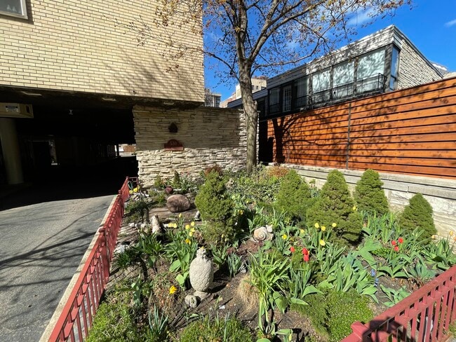 Communal Garden. Plant your Own Flowers! - 530 W Barry Ave Unit 4G