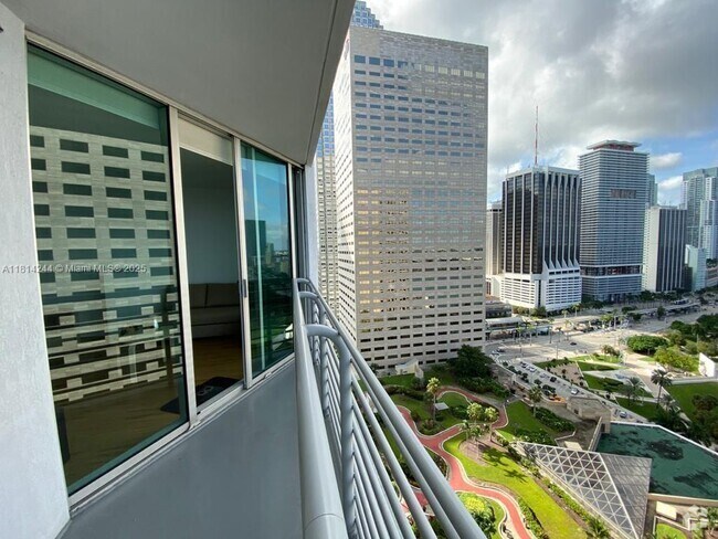 Building Photo - 335 S Biscayne Blvd Unit 2404 Rental