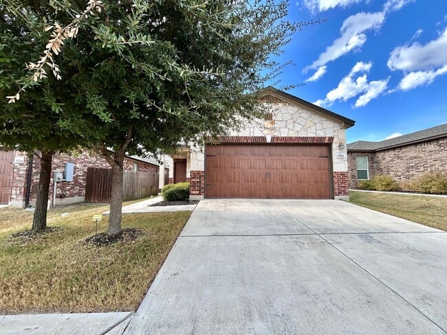 Building Photo - Spacious 3 Bedroom 2.5 Bathroom Home with ...