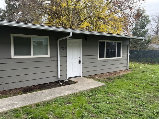 Photo - 723 SW Bridge St