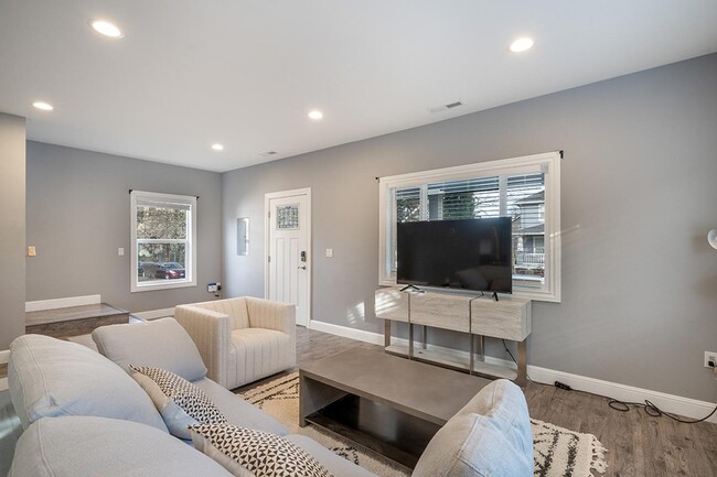 Photo - 4833 NE 11th Ave