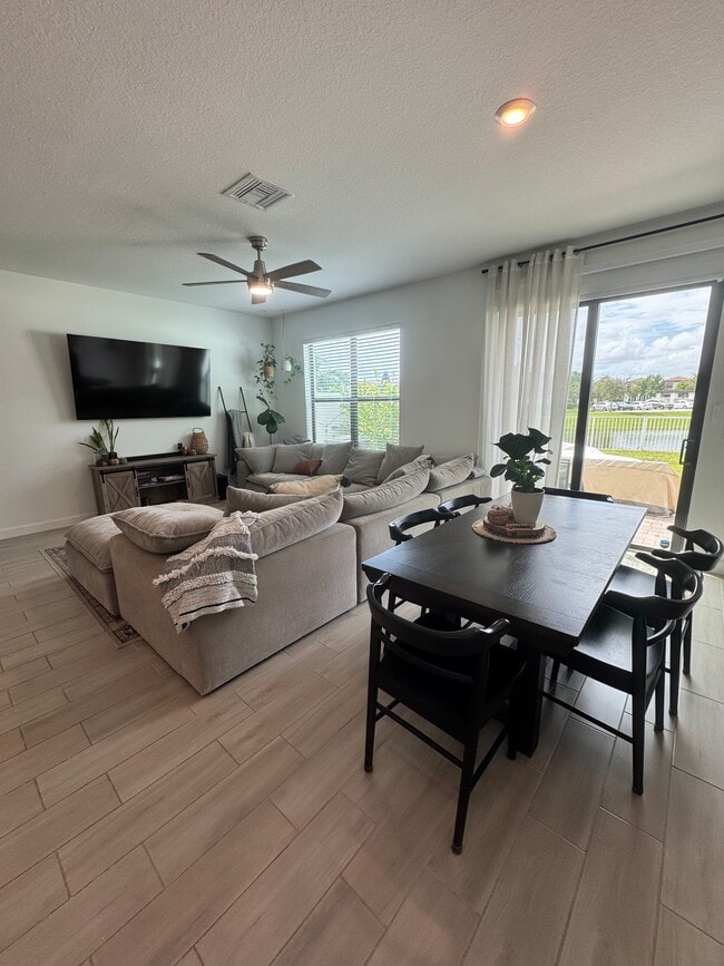 Photo - 1011 White Oak Ter