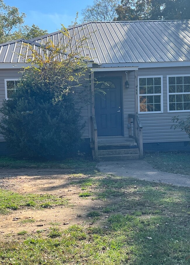 Building Photo - Phillips 711