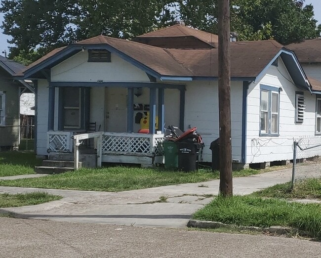 Front - 222 W Murrill St