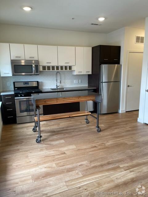 Building Photo - 1052 State St Rental