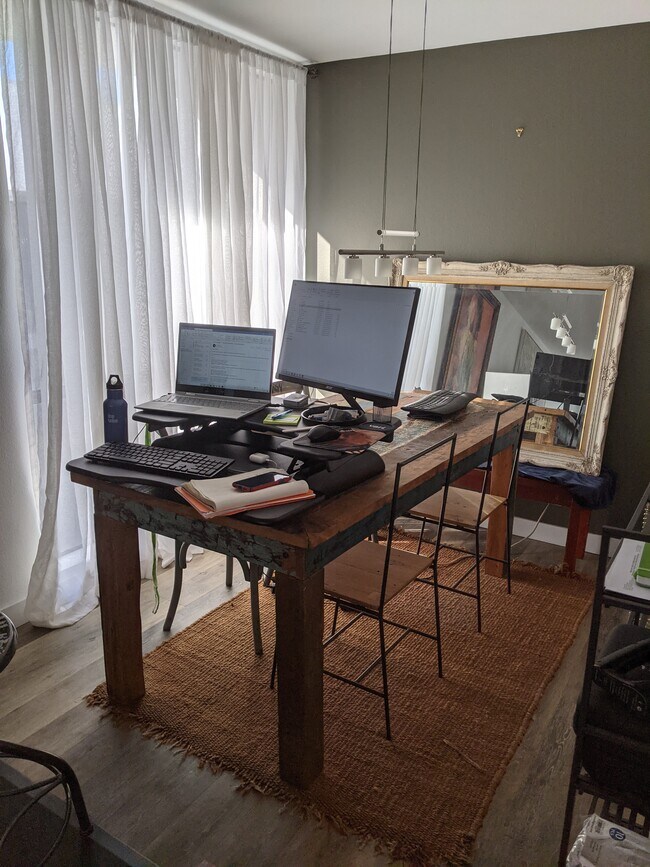 Photo - 906 N Doheny Dr