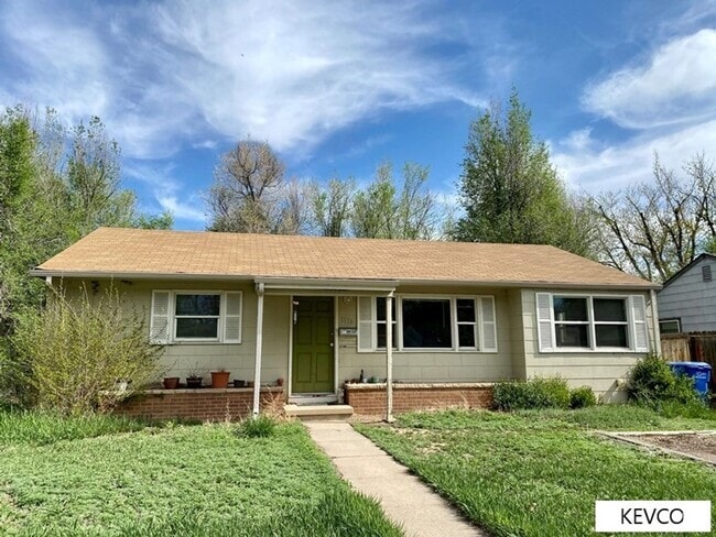 Building Photo - Charming Three Bedroom! Rental
