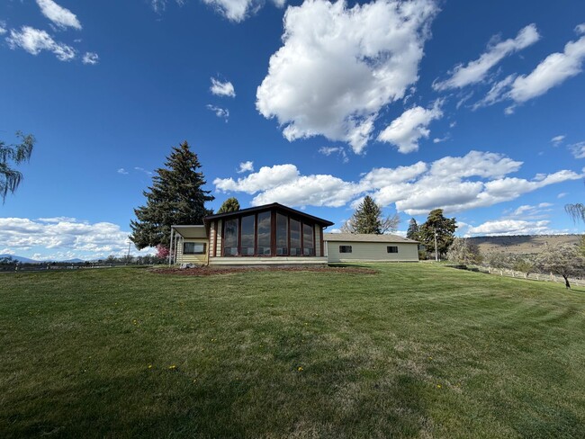 Building Photo - 3 Bedroom, 2.5 Bath - Three Bay garage