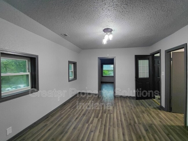 731 W 4th St