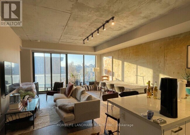 Photo - 608 Richmond St W Unit 716