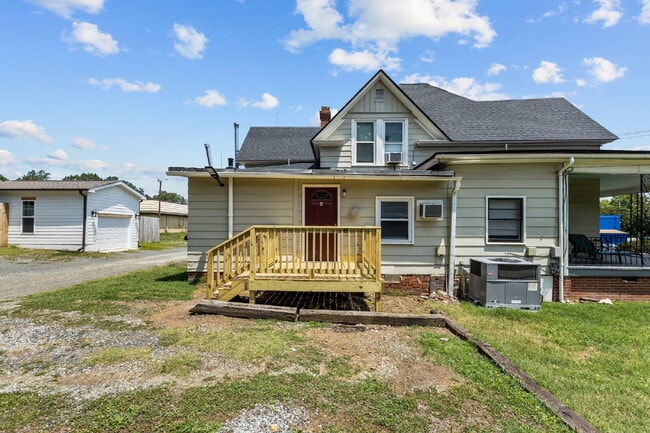 Building Photo - "Charming 1-Bedroom Apartment in a 4-unit ... Unit Apt A