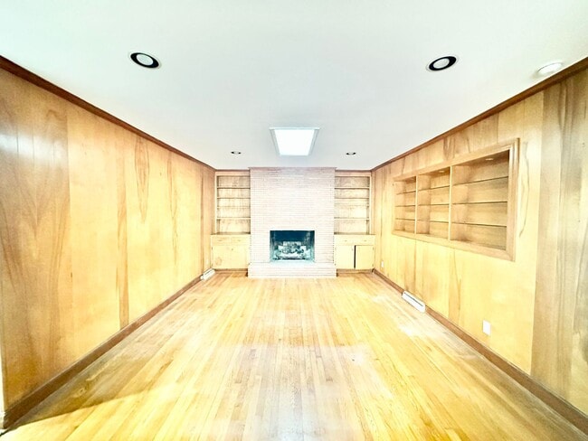 Photo - 952 Hawthorne Ln