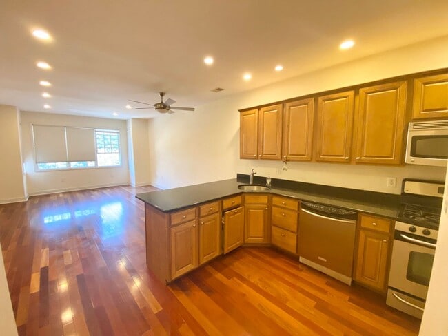 Building Photo - Spacious 3-Bedroom, 2-Bath Apartment in Gr...