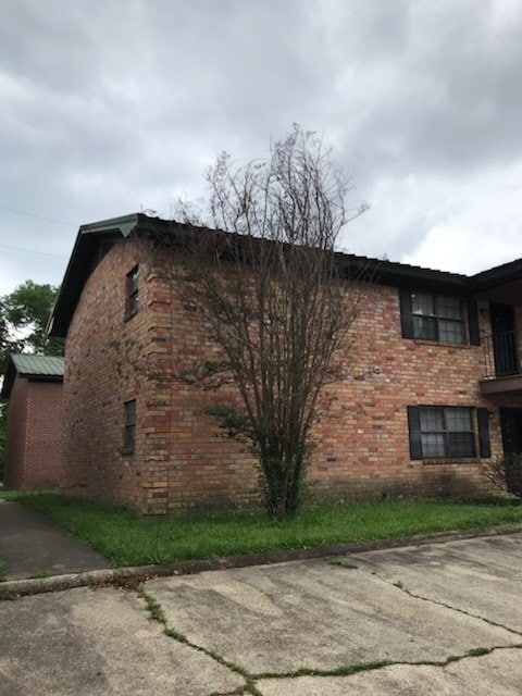 Building Photo - 3 bedroom, 1 bath apartment Unit Apartment 27