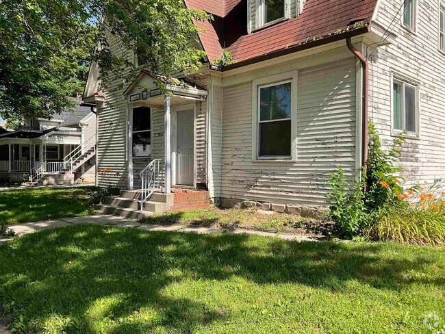 Building Photo - 1135 Summit St Rental