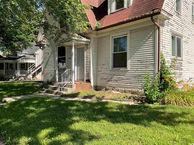 Building Photo - 1135 Summit St Rental