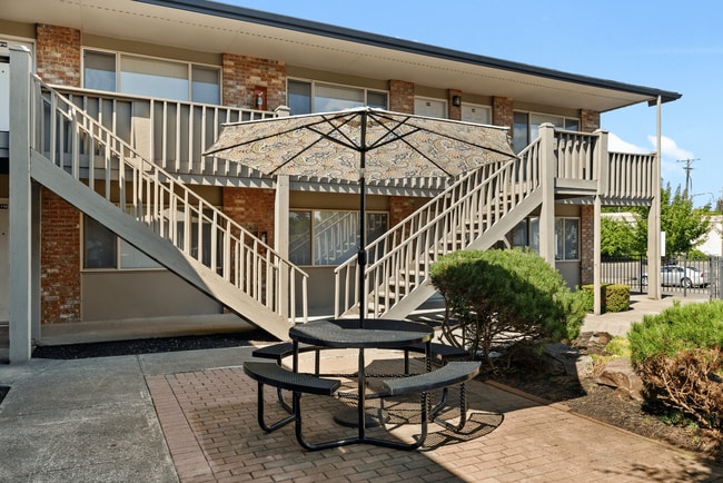 Shaded picnic seating for outdoor enjoyment. - Highland Court Apartments