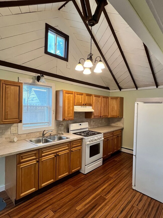 Building Photo - Updated Single Family Home with 3 Beds / 2...