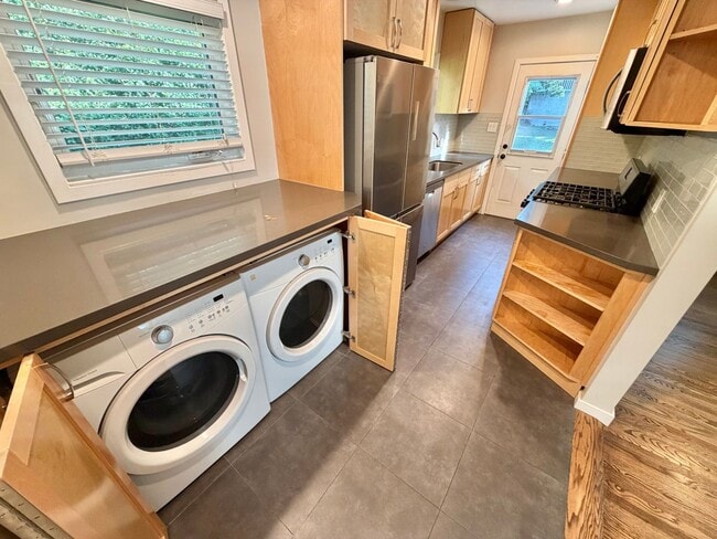 Building Photo - Charming El Segundo Bungalow w/ In-Unit Laundry & Huge Backyard! Unit 838