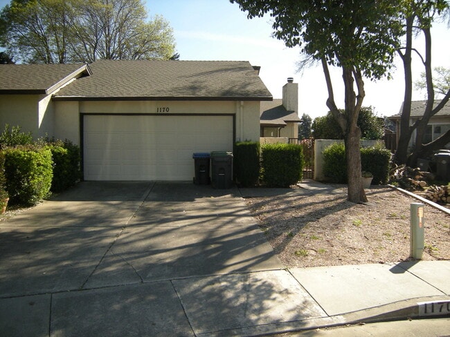 Building Photo - Lovely duet with easy access to shopping a... Rental