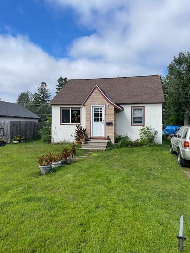 Building Photo - 3 bedroom, 1 bath. Large yard with large s... Rental