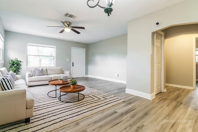 Photo - 1161 Russell St