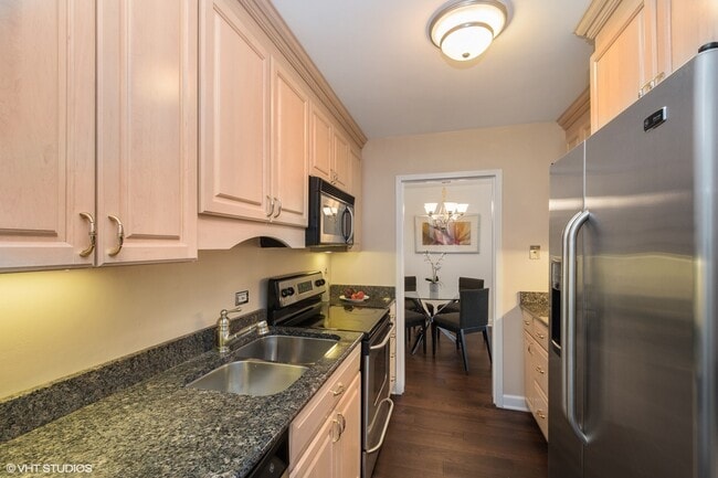 Photo - 3930 N Pine Grove Ave Unit 815