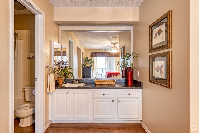 1BR, 1BA - 696SF - Bathroom