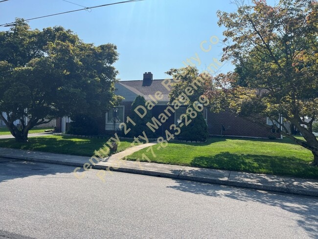 Building Photo - Lovely 3 Bedroom 1 bath all One Level Home...